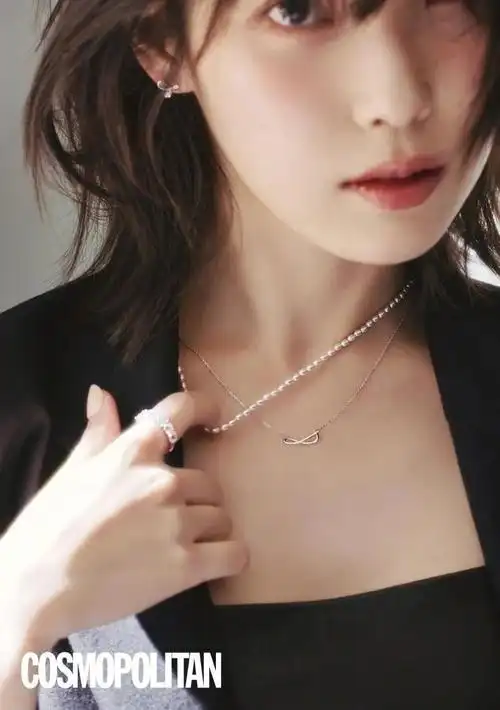 女星iu《w》杂志夏日氛围大片,俏丽长发气质灵动温婉_腾讯新闻