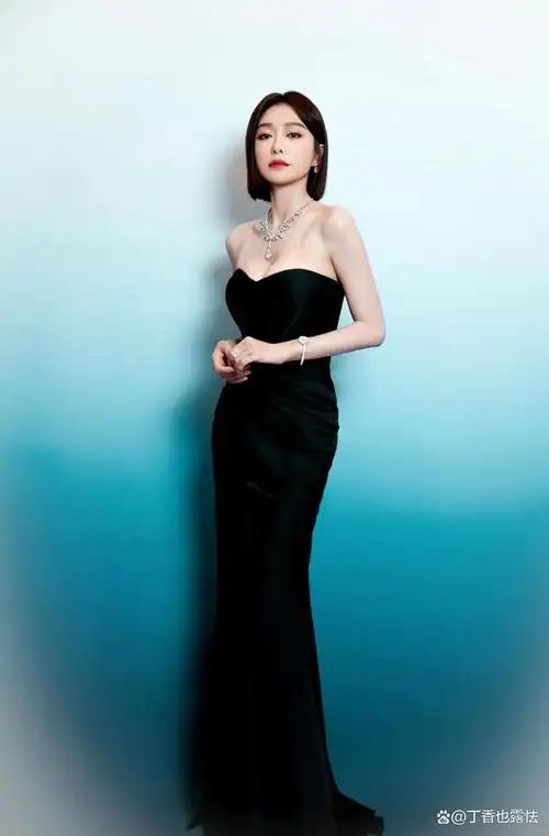 秦岚华丽亮相,一袭黑色抹胸开叉长裙尽显优雅气质!