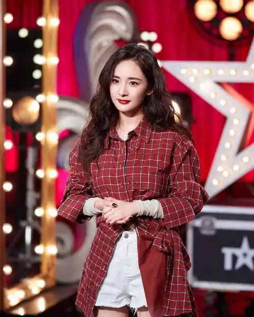杨幂格子衬衫配热裤,高超衣品吸睛无数,再现"长腿杀"太惊艳了_身材