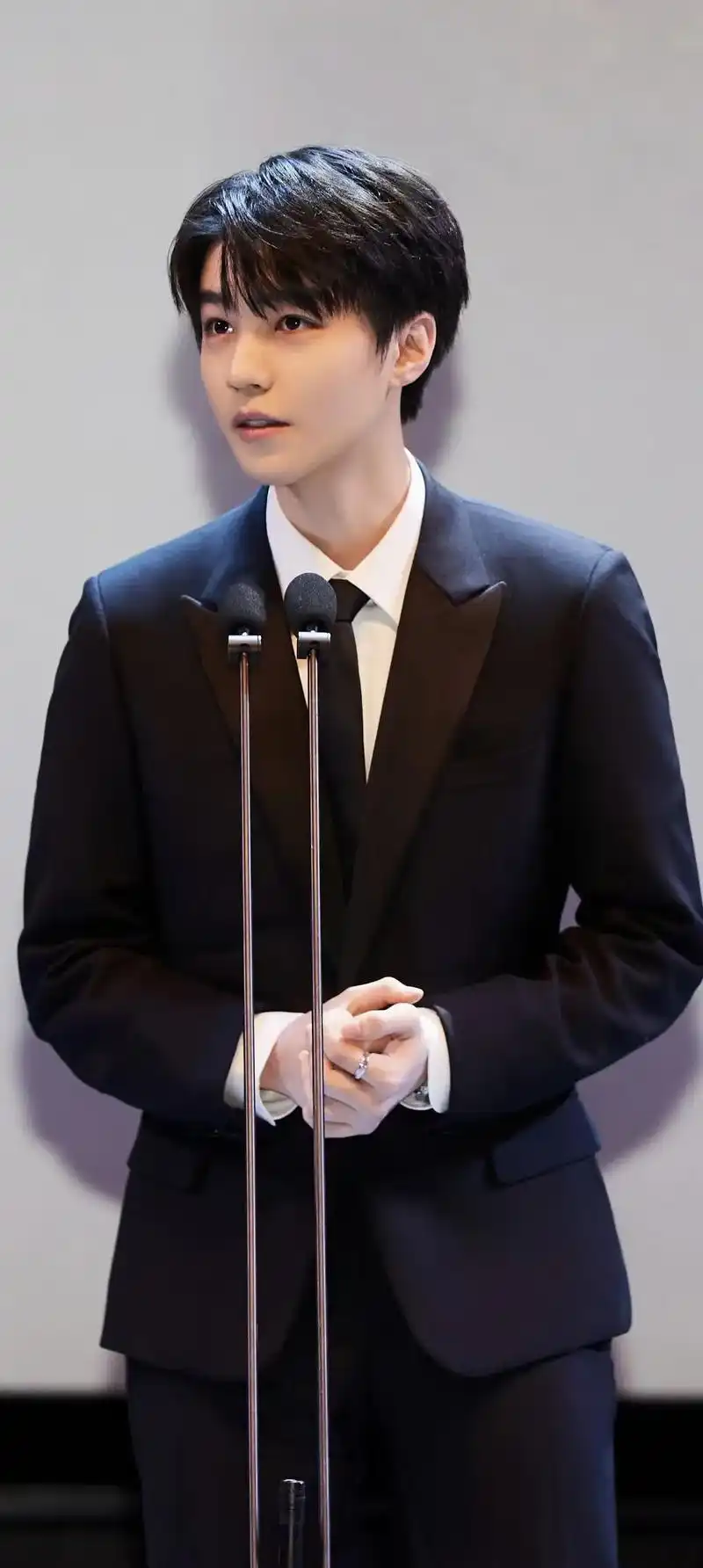 黑西装杀疯了#王俊凯 #王俊凯让人心动的n个瞬间 #西装杀  - 抖音