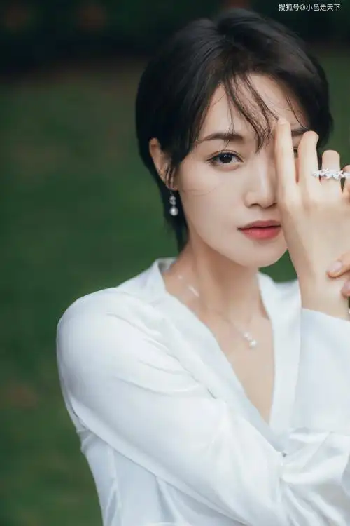 蓝盈莹白色长裙绿色背景写真合集