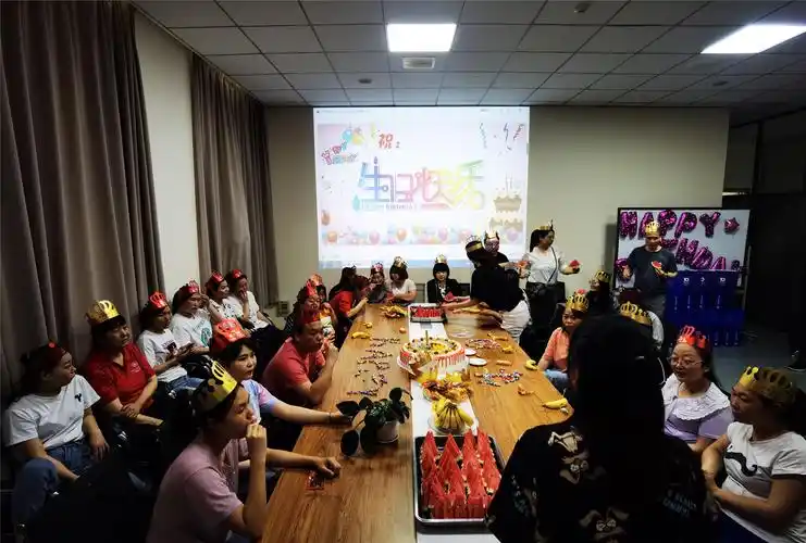 将爱融入崇文 人事部为大家准备了水果,零食,精美礼品 生日会现场布置