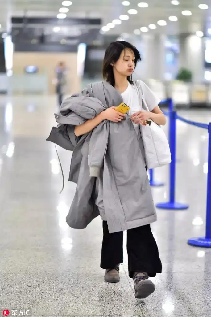 休闲舒适,郑爽的穿搭法则