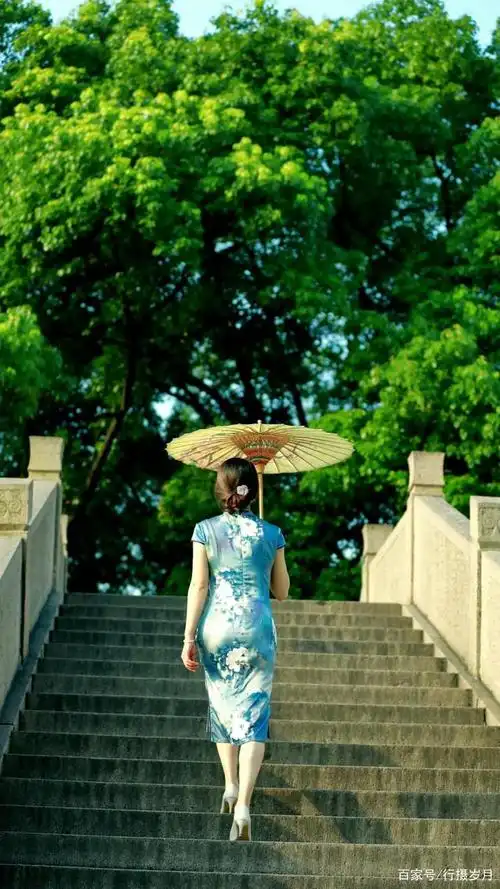 烟雨古镇,水墨朦胧,撑着油纸伞的优雅背影