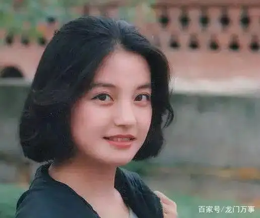 赵薇从小到大的照片,喜欢和室友谈笑风生,朴实母亲罕见出镜!