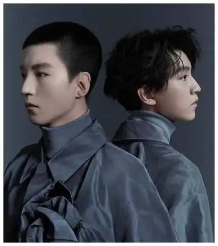 相较于之前留长发的王俊凯,此次寸头造型的设计,真的是为他增添了不少