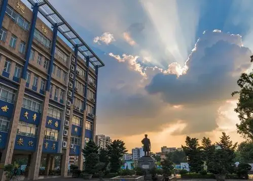 南村中学学姐来信:光与未来兮,尽在仲元!