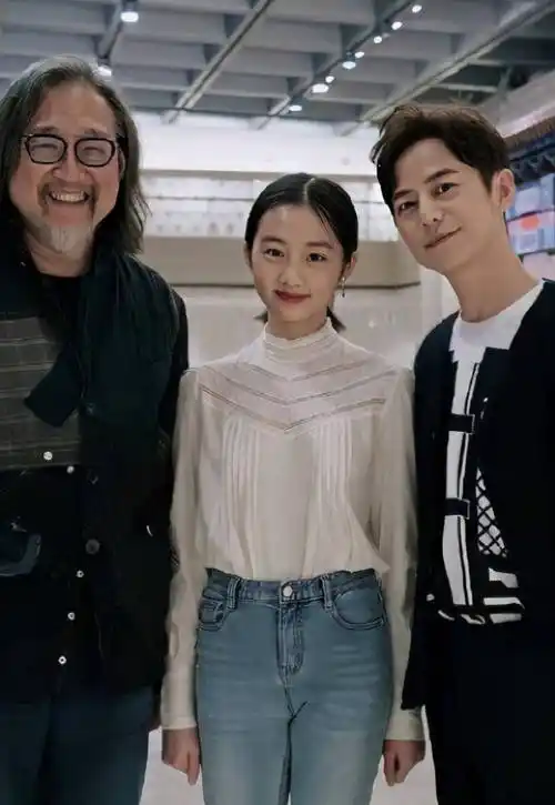 原创14岁黄多多近照走红身高直逼何炅画浓妆颜值神似妈妈孙莉