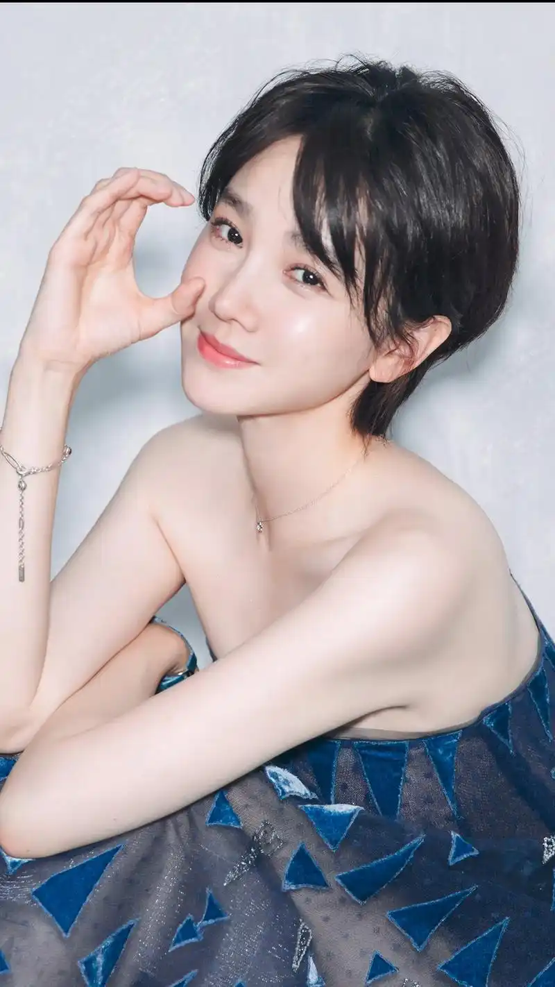 精美壁纸:陈小纭标配短发,甜美又清爽