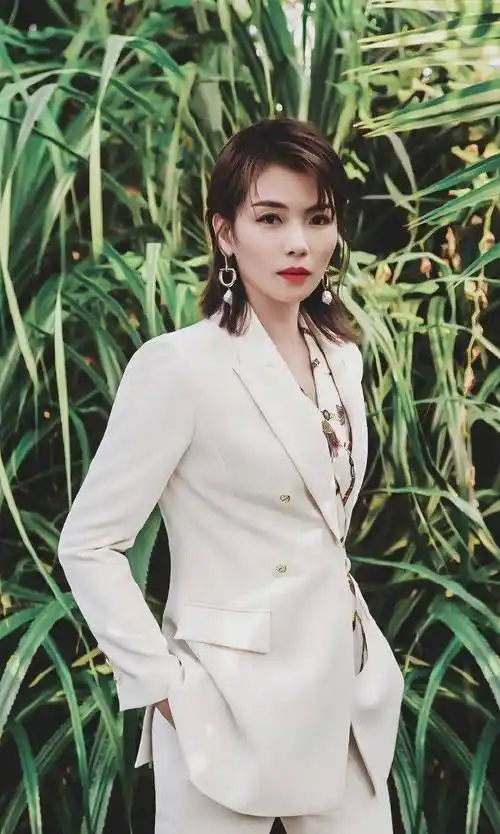 原创刘涛的甜酷风的确够味黑色西装配不对称百褶裙酷帅时髦又吸睛