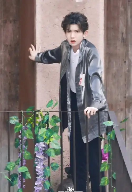 王源超话这个发型,我一定要给它起个名字,那就是——"狮子头"!