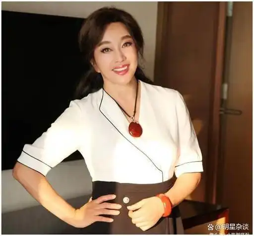 70高龄的刘晓庆仍扮嫩,与小18岁男星合作喊爹,网友不忍直视