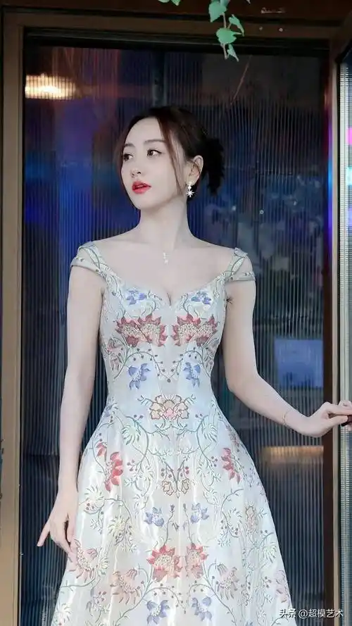 杨蓉性感活动美图深v鲜花裙,典雅的东方美,温婉的花仙子_时尚_北京