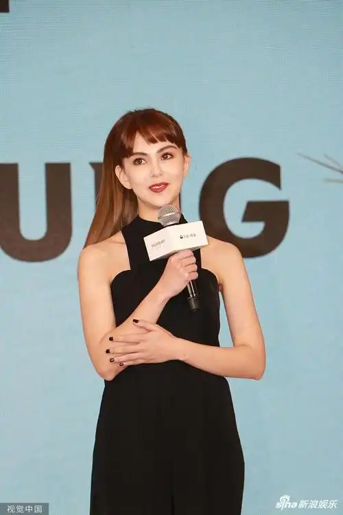 昆凌高马尾造型又飒又美 谢霆锋穿西装戴围巾帅气有型