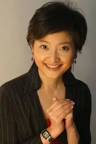 央视二套改版 美女主播靓丽上阵