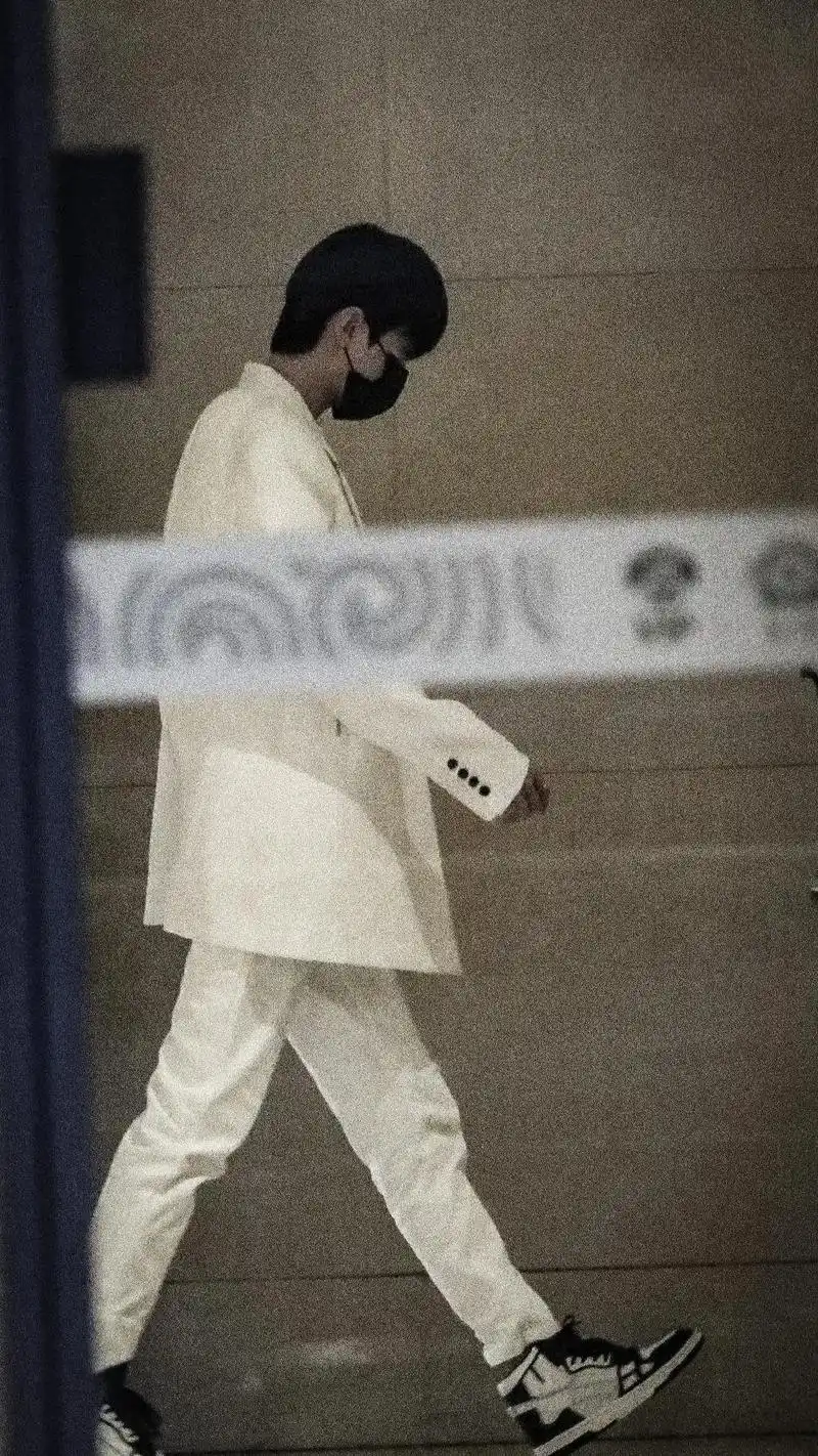 蔡徐坤 好爱这组 很有安全感的背影 看上了哥哥的鞋子哈哈# - 抖音