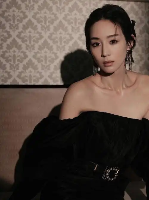 张钧甯黑色露肩礼服出席活动泡泡袖设计尽显灵动绽放女神风范