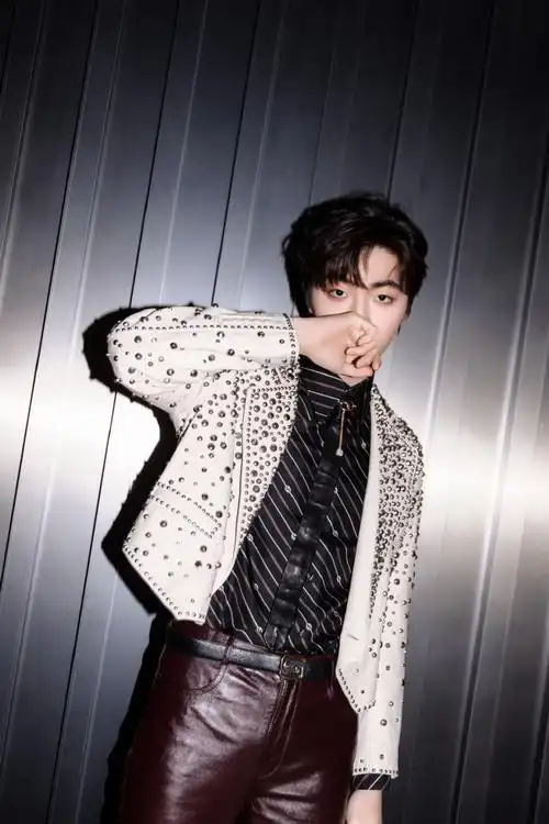 陈立农跨年造型金属感##陈立农铆钉机车风造型