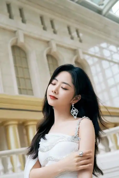 谭松韵黑发披肩一袭白裙 低眉浅笑温柔优雅超美丽