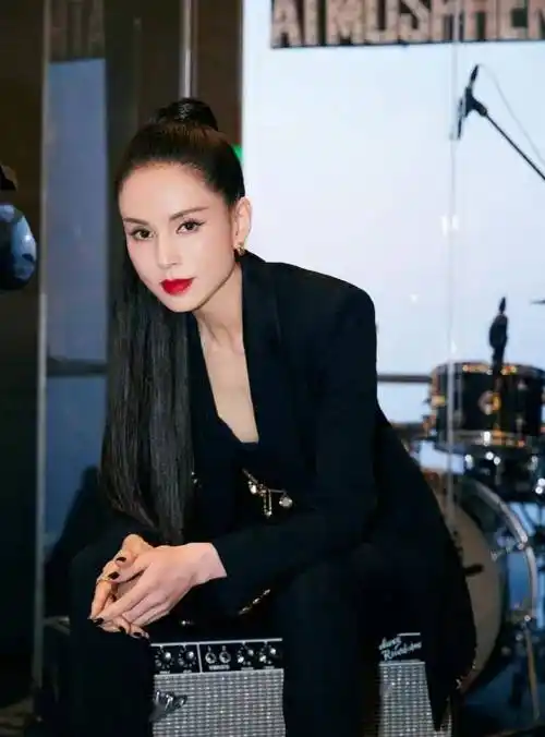 近期,李若彤参加了某时尚盛典活动,活动造型很惊艳,迷人万千!