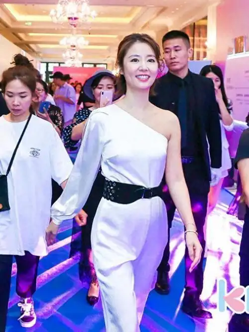 霍建华的老婆林心如又美出圈了穿白色蕾丝拼接连衣裙气质惊艳