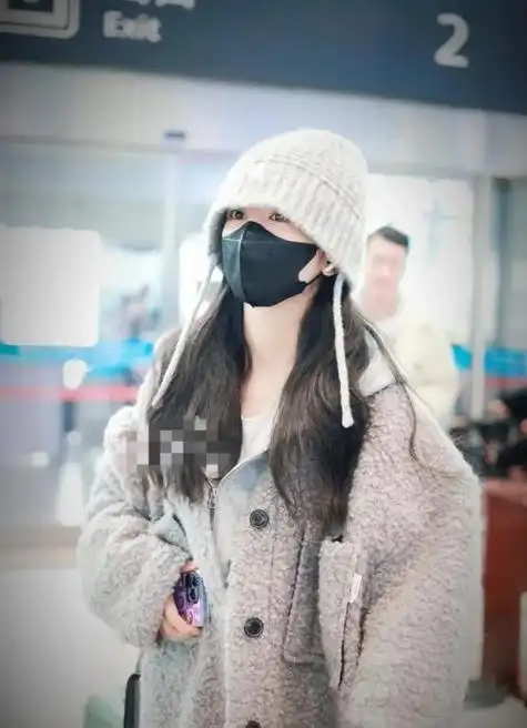 杨紫机场穿搭灰色套装奶呼呼外搭同色系帽子尽显时尚感