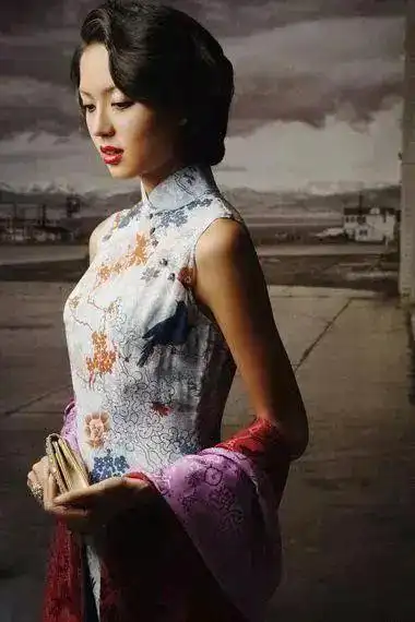 民国时期就最爱做这种发型,当时的上海太太们都爱烫这种大波浪盘发,用