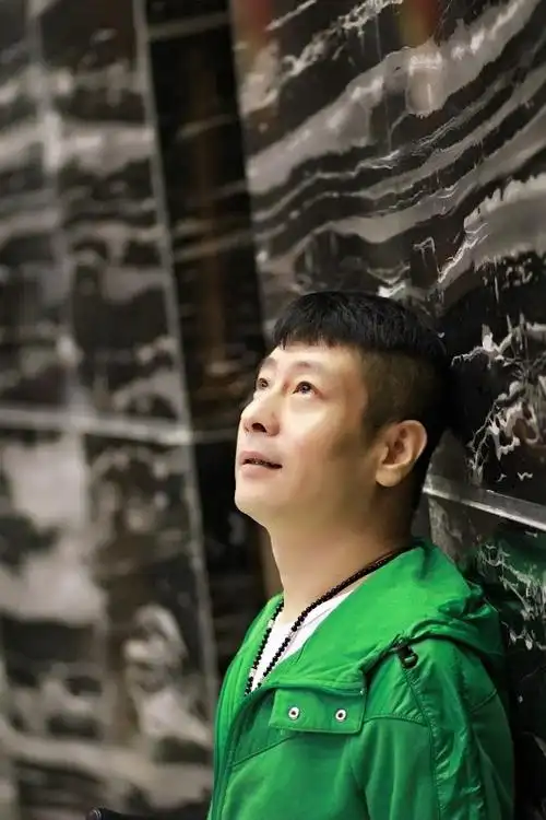 p>高峰,华语男歌手,1969年出生于辽宁沈阳,自1987年考入沈阳青年歌舞