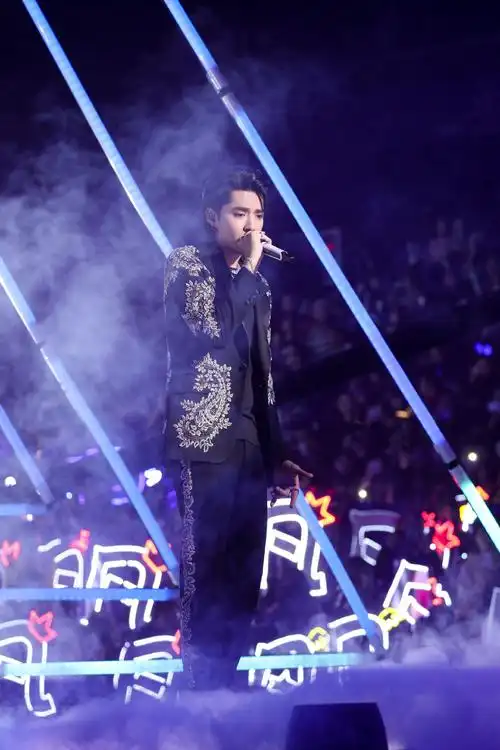 吴亦凡东方卫视跨年演唱会舞台图片