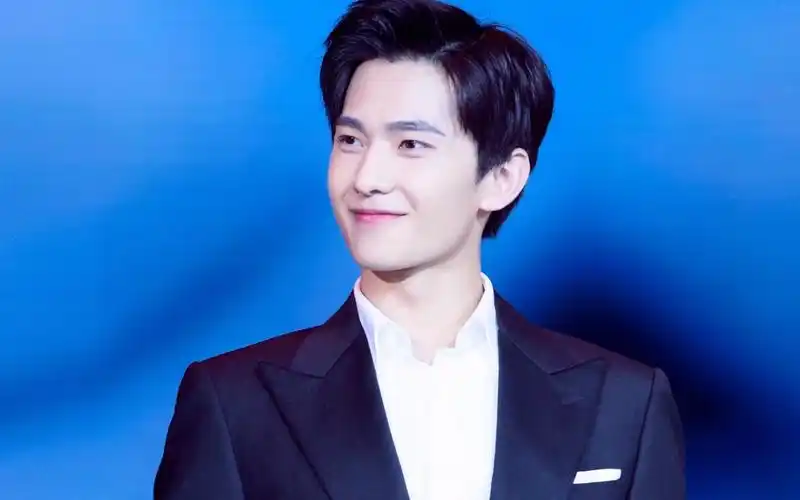 杨洋登杂志双封面寸头加墨镜尽显成熟帅气