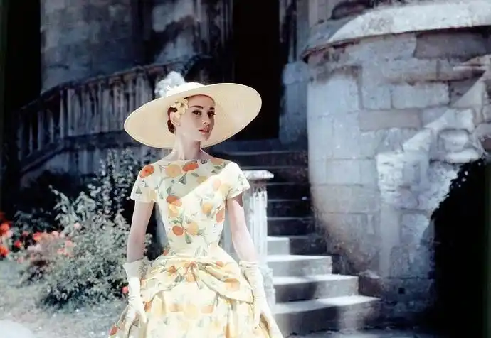 彩色版奥黛丽赫本影像难得一见的素雅美照