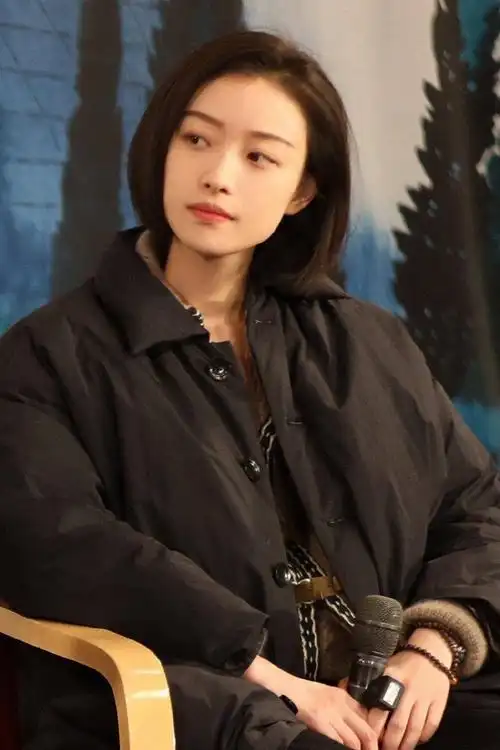 倪妮两套服装造型释出,搭配干练短发,这清爽文艺的复古感太绝了