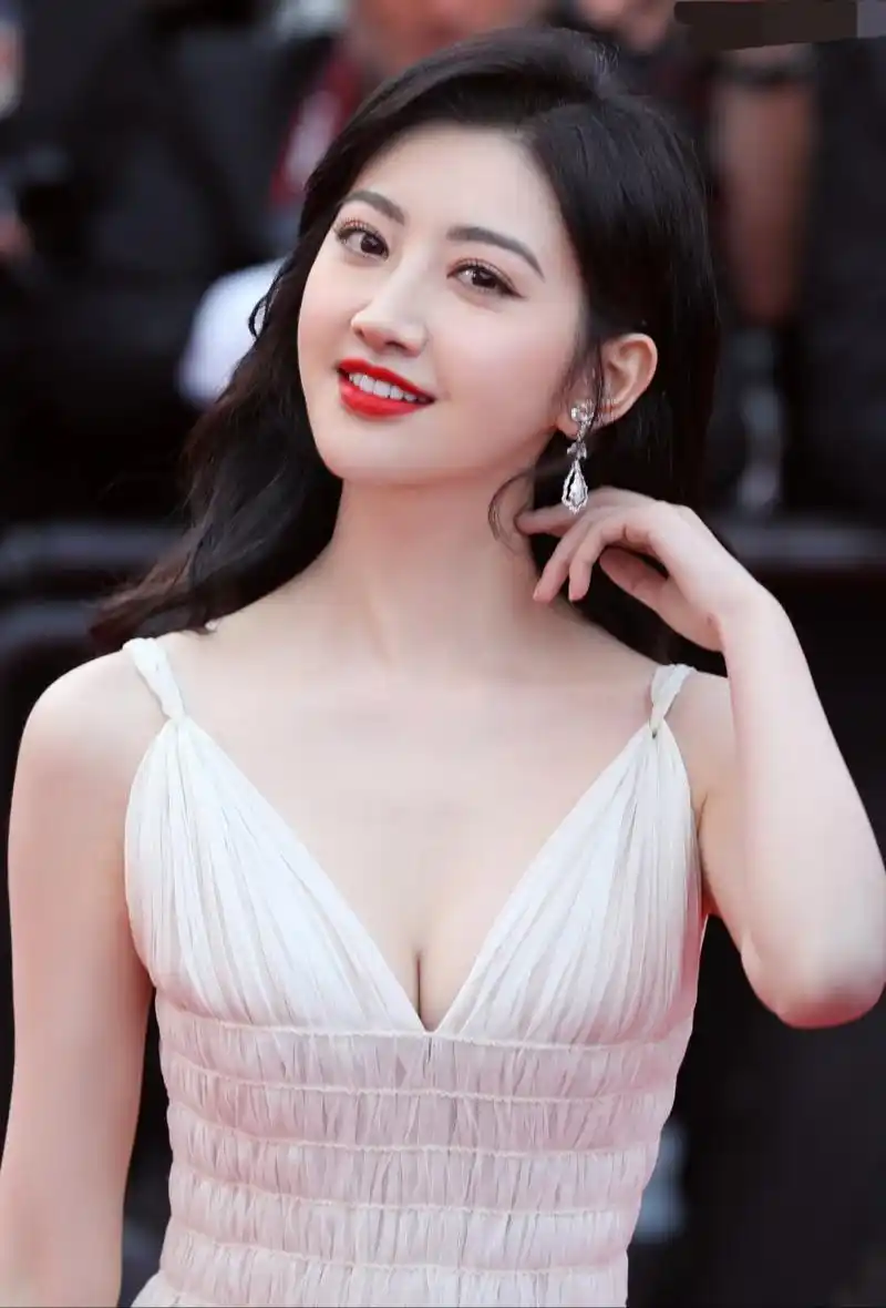 景甜在白色深v吊带连衣裙中展现出了她的女神气质和自信.