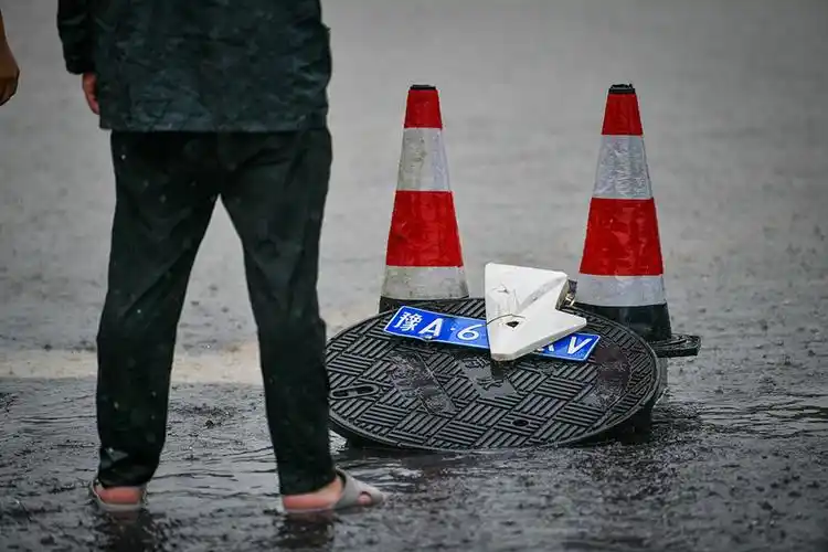 罕见特大暴雨袭击郑州城市内涝地铁停运