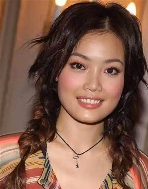 容祖儿晒坐轮椅照片,膝盖水肿已延伸到脚部,仍安慰粉丝不要担心_演唱