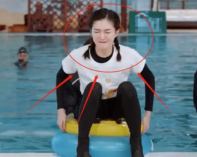 原创江疏影节目落水,镜头拉近她湿发后的脸蛋,33岁皮肤状态认真的?