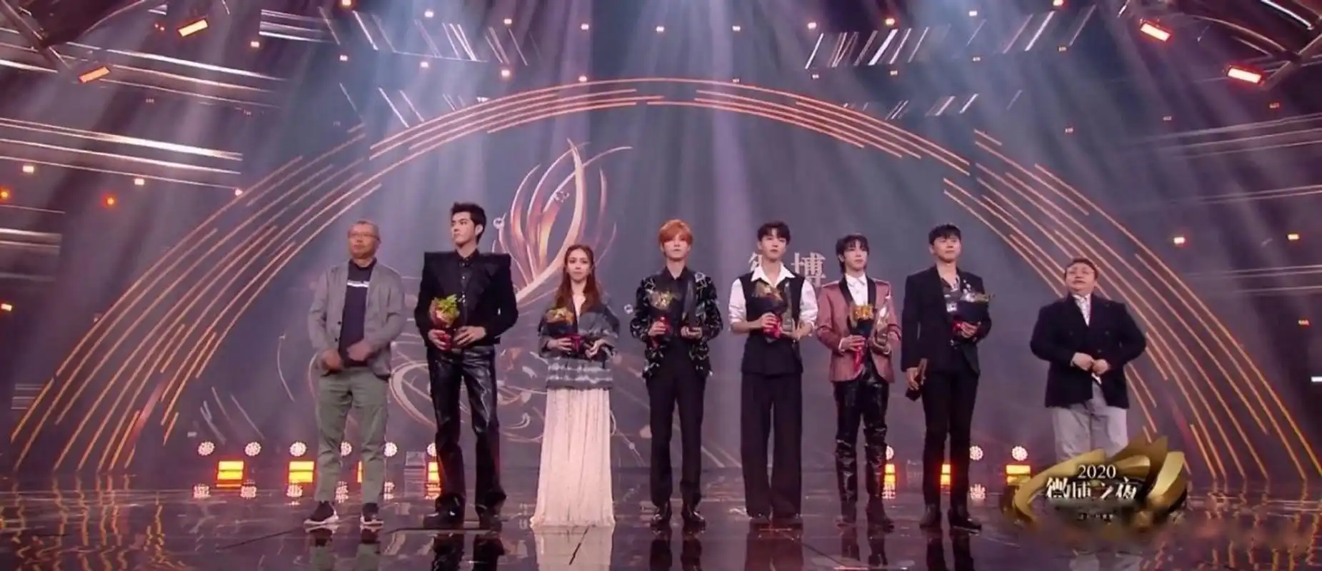 微博之夜# 吴亦凡这个身高也太优越了吧,再加上这个垫肩,成为plus