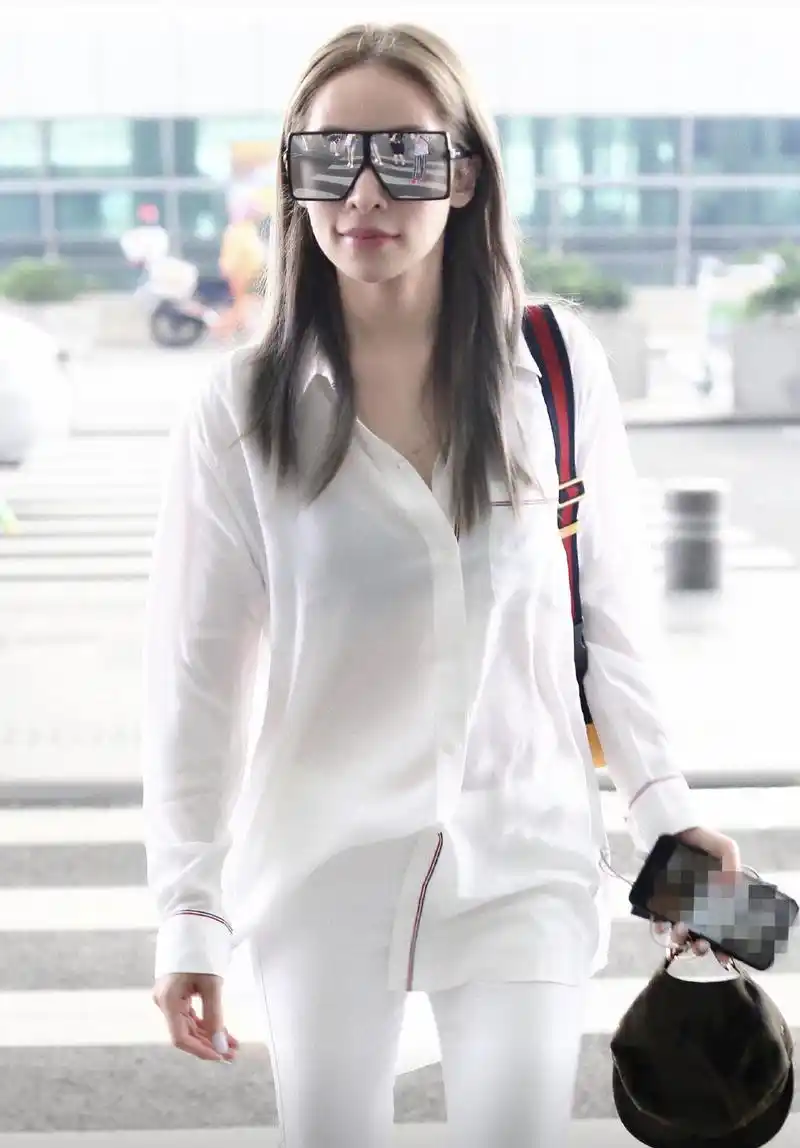 萧亚轩厉害了,白色衬衫搭配半身裙,整体的造型潮酷值满分_连衣裙