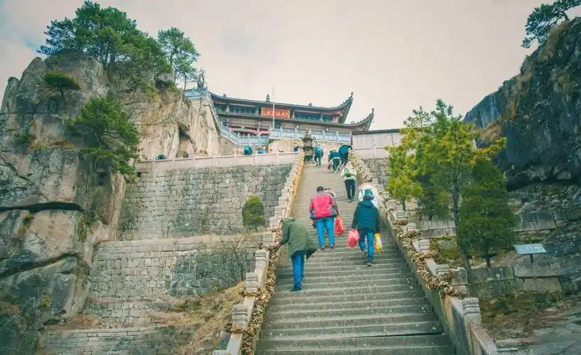 鼎立于1300多米的山巅,历来香火都十分旺盛_九华山_天台_名山