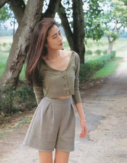 原创50岁工藤静香近照曝光眉眼之间略显苍老一双筷子腿像是快要倒