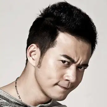 男士鬓角发型设计九:很帅气的一款男生短发烫发发型,蓬松的短发烫发最