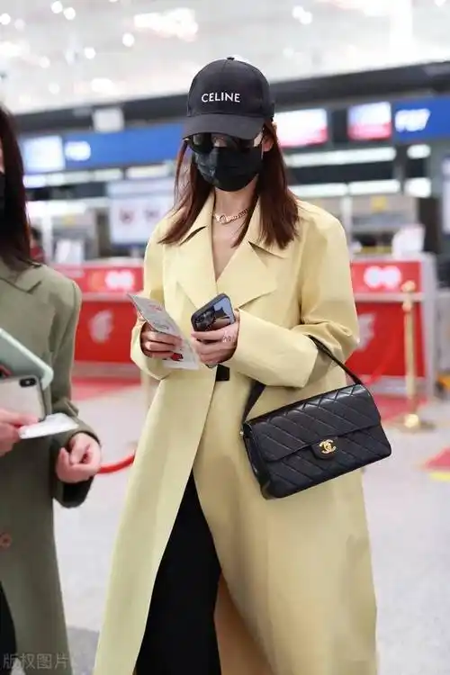 街拍王鸥卡其色风衣阔腿裤时尚酒脱身材高挑