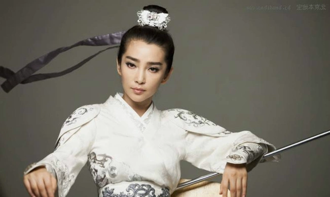 古装剧中女星女扮男装,个个帅翻,谁知看到唐嫣画风却变