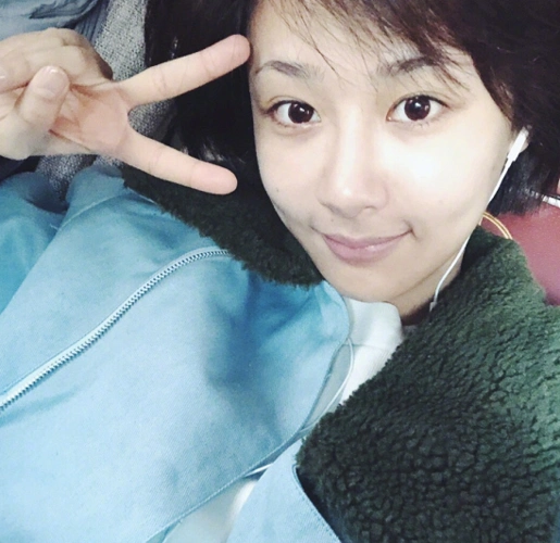 杨紫罕见晒素颜照,卸妆后变单眼皮"无眉大王",差点没认出来