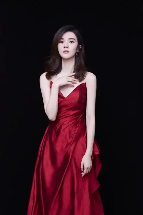 郁可唯红色抹胸裙性感写真图片44