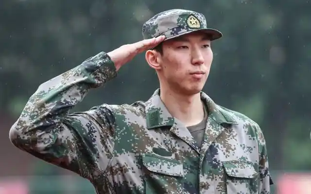 男篮队员化身中国军人,阿联最严肃,周琦军礼标准,姚明却笑了!