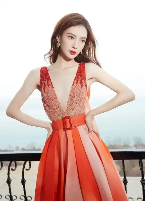 金晨穿深v露背吊带裙雪肤娇嫩性感撩人咋惨遭吐槽