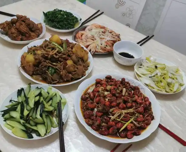 朋友圈晒中秋晚饭,家家温馨有亮点,最后一张莫名有点想笑_手机搜狐网