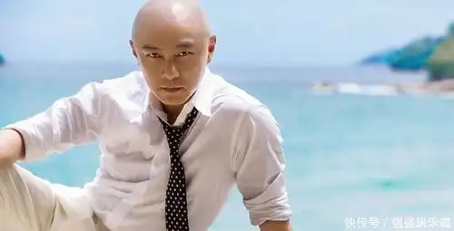 53岁张卫健近照,落魄到工地卖唱,面露微笑心态好!