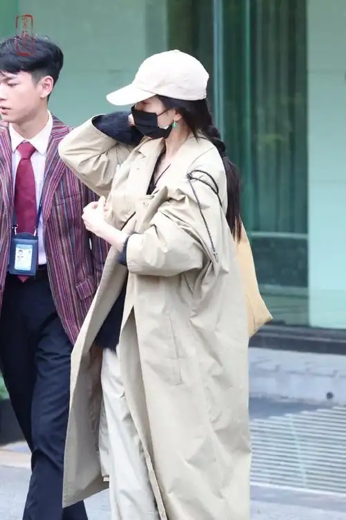 杨幂卡其色穿搭